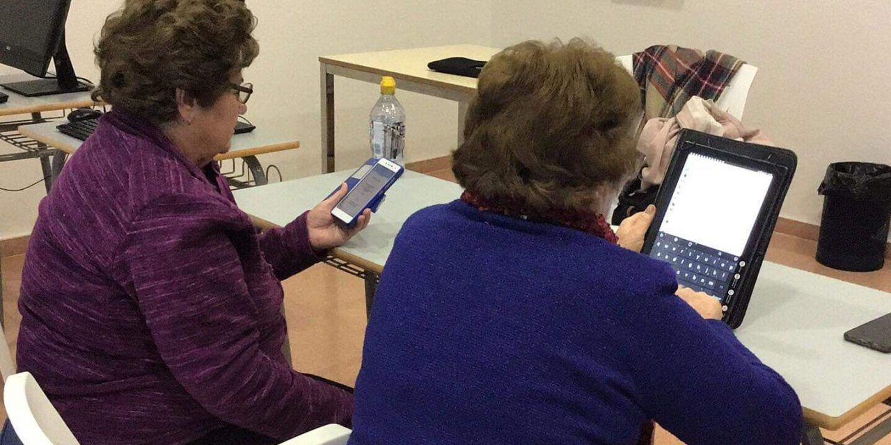 El Ayuntamiento de Los Alcázares ayuda a las personas mayores a luchar contra la brecha digital