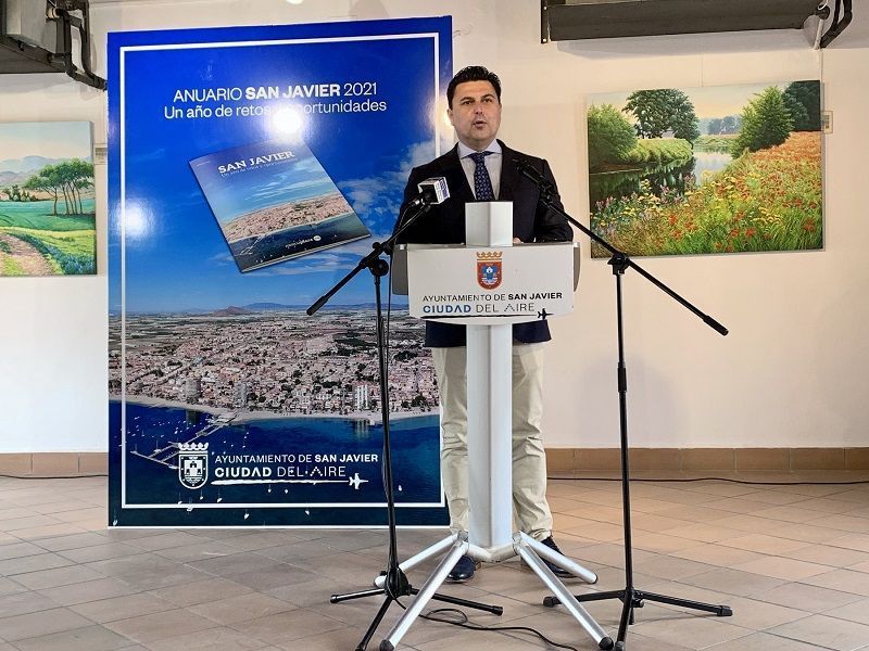 El alcalde, José Miguel Luengo Gallego presenta el Anuario 2021 “San Javier. Un año de retos y oportunidades