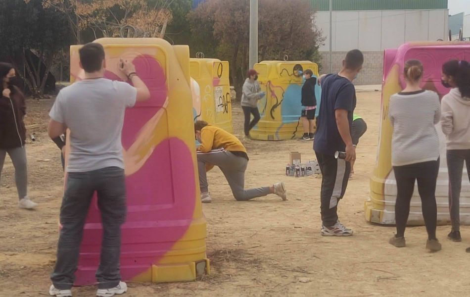 Los alumnos de un taller de iniciación al grafiti se estrenan pintando contenedores reutilizados