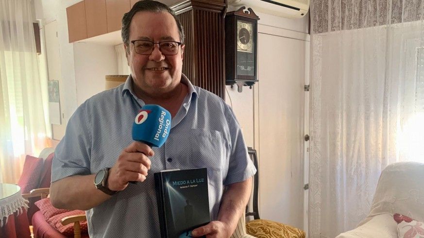 Antonio Samper, el escritor presenta su primera novela en San Pedro del Pinatar