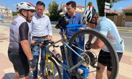 San Javier estrena dos nuevas estaciones de reparación de bicicletas en la vía pública