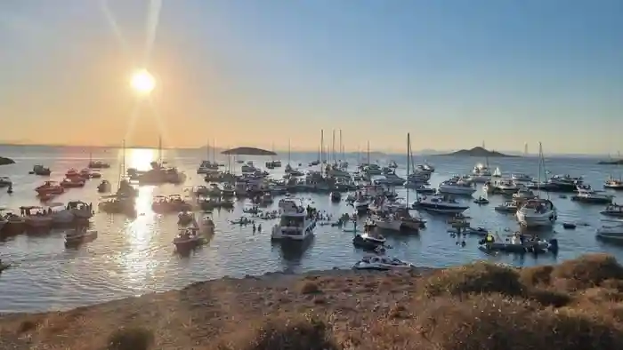 La Isla del Ciervo: un centenar de embarcaciones celebran una fiesta ilegal