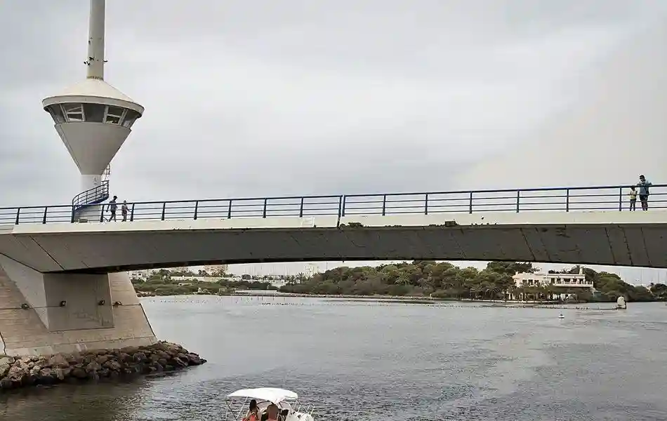La Manga del Mar Menor: Herido un menor tras saltar de cabeza desde el puente de La Gola