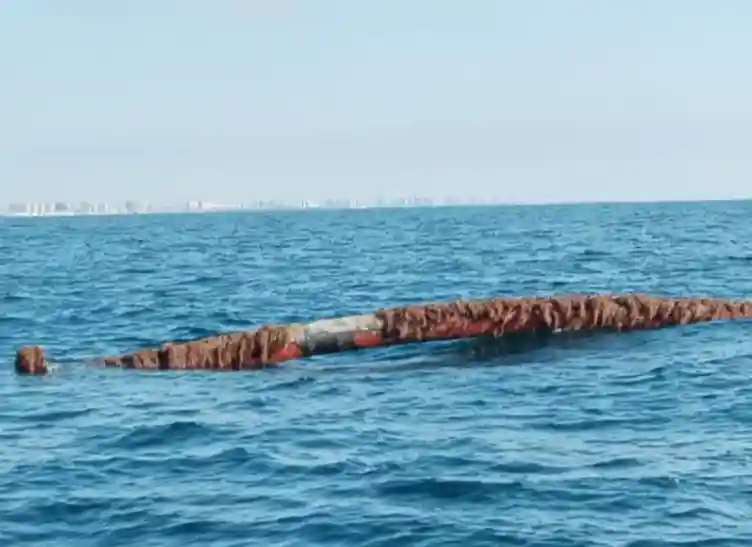 La Manga: parece un emisario submarino semihundido frente a la costa del Monte Blanco