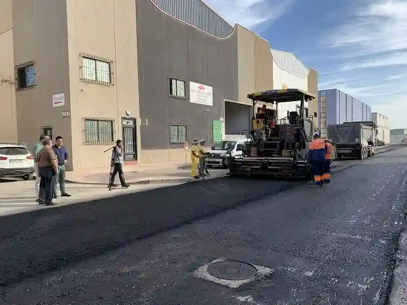 Inversión de  50.000 euros en la pavimentación de la vía con mayor tráfico del polígono industrial Los Urreas, San Javier