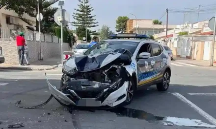Una furgoneta de reparto se salta un stop y colisiona con un vehículo de la Policía Local de San Javier