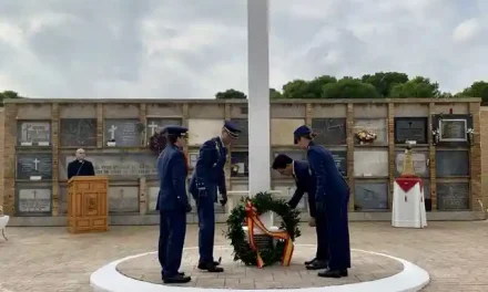 Academia General del Aire rinde honores a sus militares fallecidos en el cementerio de San Javier