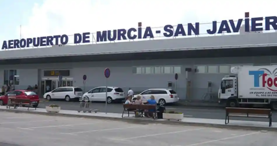 El Aeropuerto de Corvera registra la mitad de pasajeros que San Javier